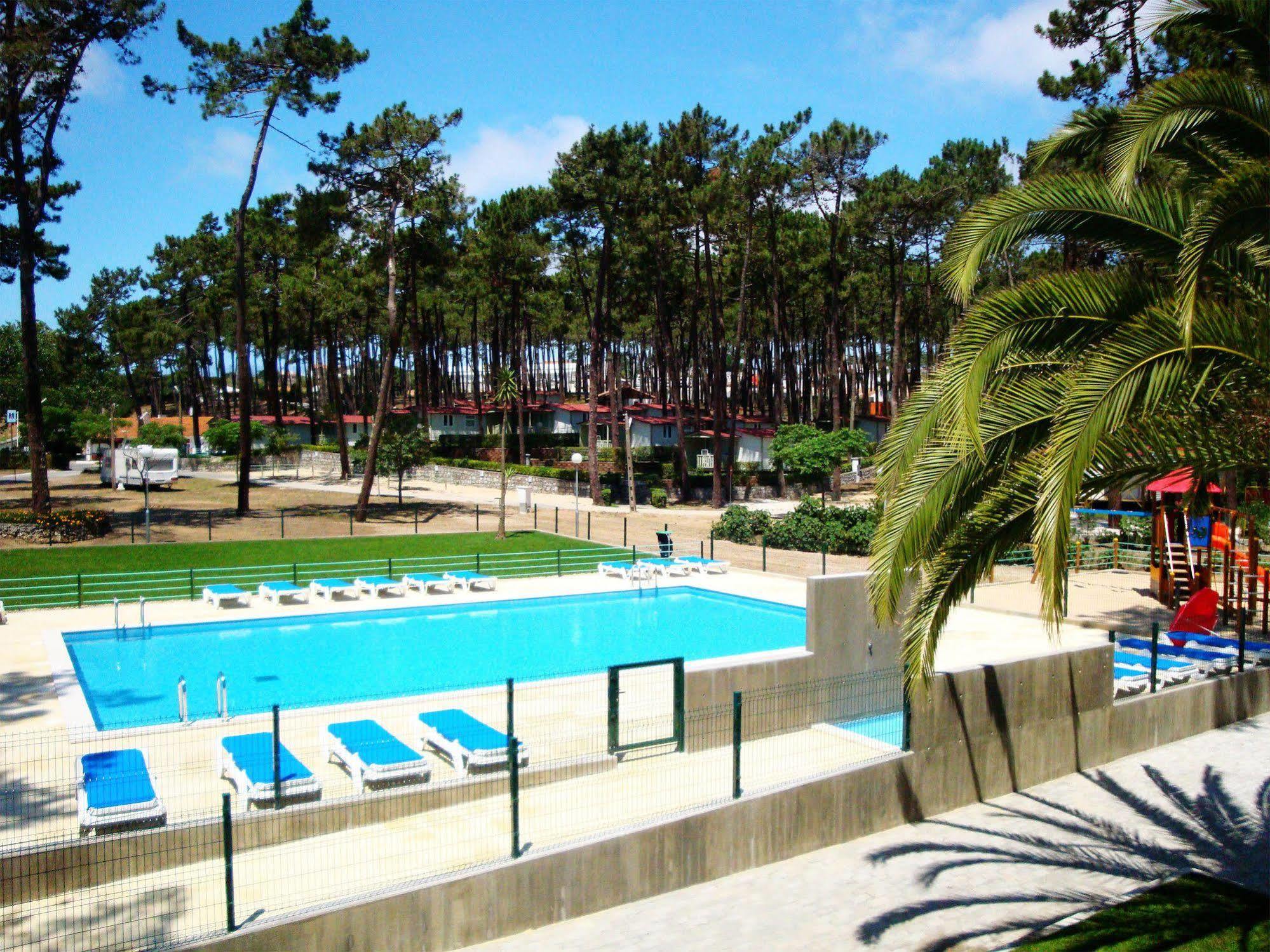 Orbitur Valado Bungalows Caravan Park Nazare Bagian luar foto
