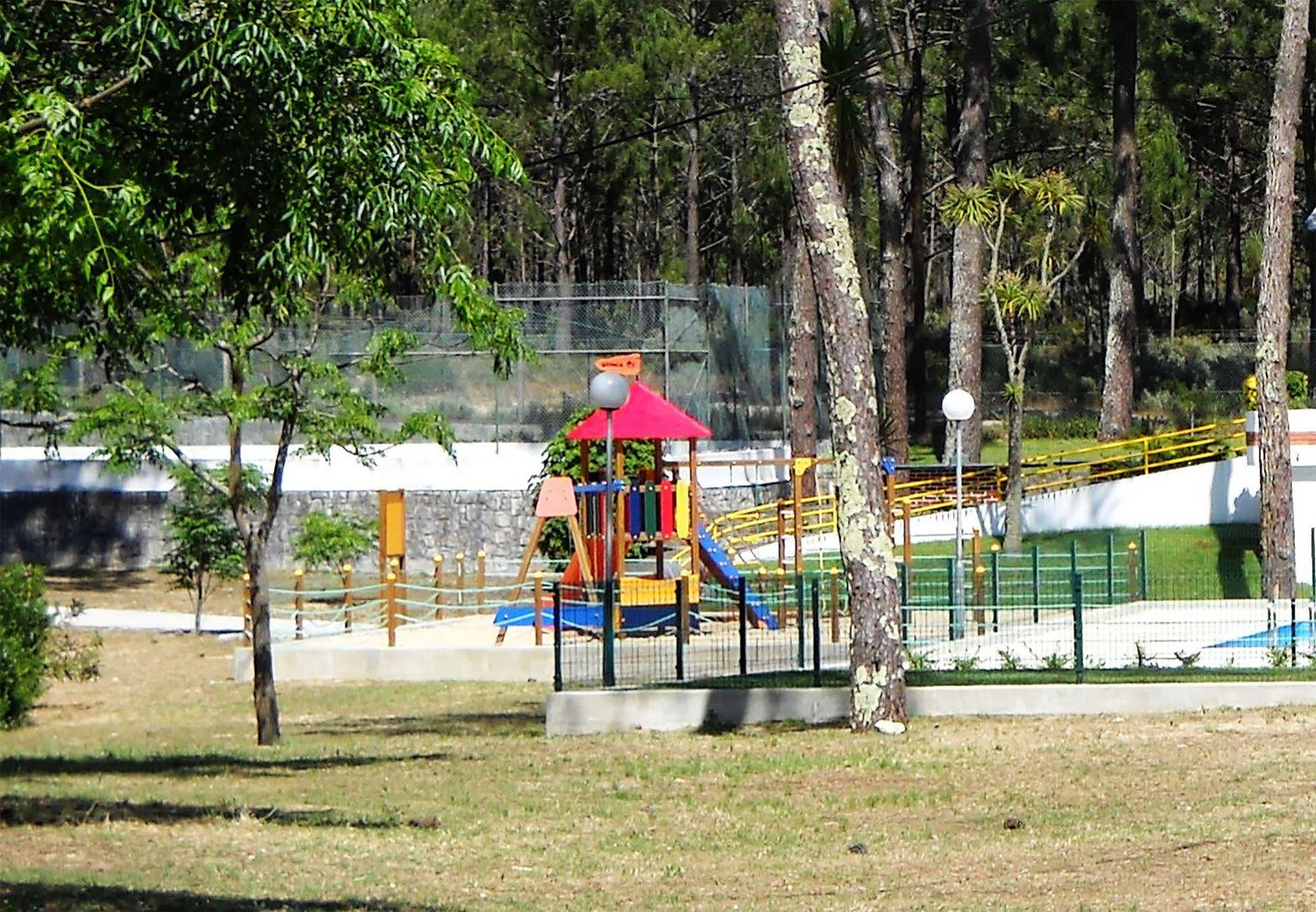 Orbitur Valado Bungalows Caravan Park Nazare Bagian luar foto
