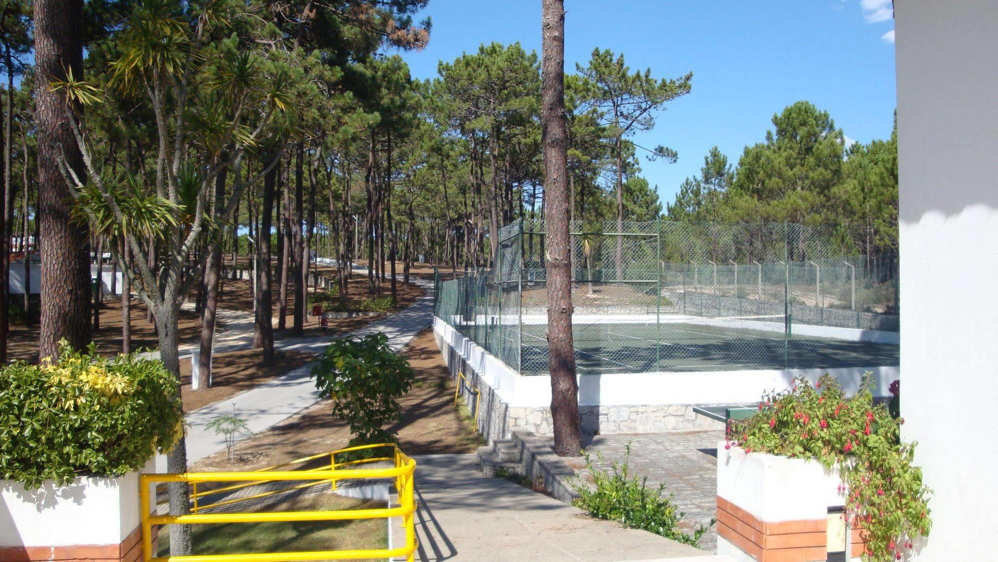 Orbitur Valado Bungalows Caravan Park Nazare Bagian luar foto